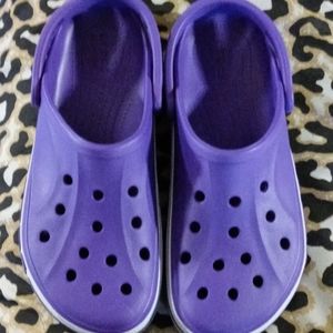 Size 10 med/size 12 w Crocs